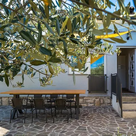 House Chill Out Loborika Pula 6 Persons Holiday home